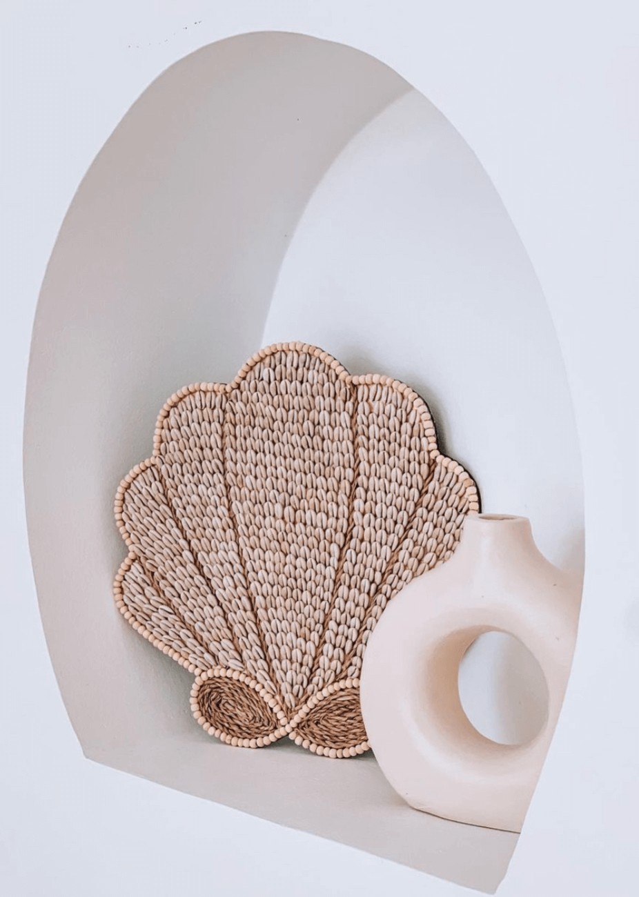 WALL DECORATION WITH BEACH SHELLS